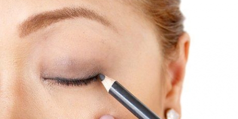 Applicera en bevingad eyeliner