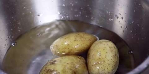 Göra pommes frites i en fritös
