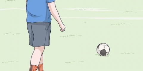 Sparka hårt med en fotboll