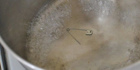 Genomborra örat med en säkerhetsnål