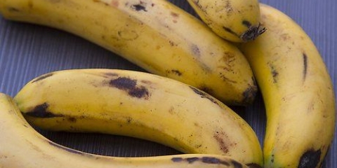 Bleka tänderna med ett bananskal