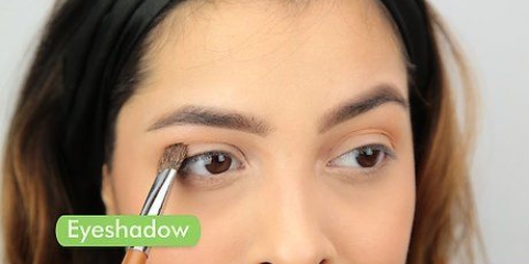 Att göra kattögon med eyeliner