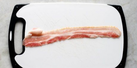 Att göra korvar inslagna i bacon