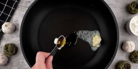 Göra vitlöksgräddsås