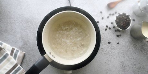 Sätter kaffe på spisen