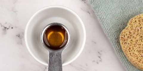 Göra en läppskrubb med honung