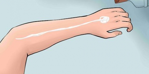 Applicera lotion på ryggen