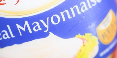 Använder majonnäs som hårbalsam