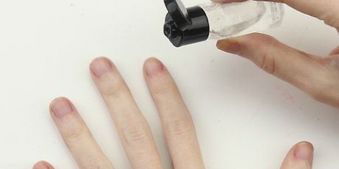 Applicera nagelbandsolja
