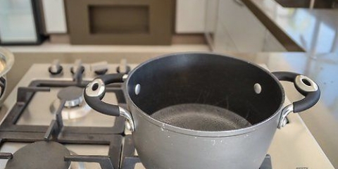 Förbereder parboiled ris