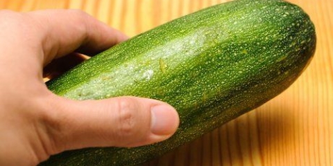 Att göra zucchinipasta