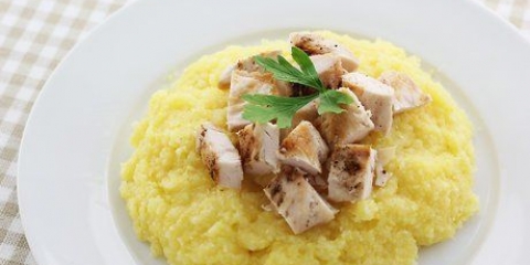 Förbereder polenta