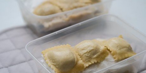 Förbereder ravioli