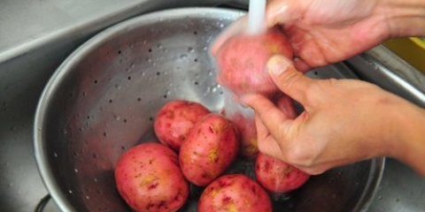 Förbered röd potatis