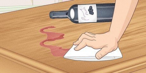 Få rött vin från ett trägolv eller bord