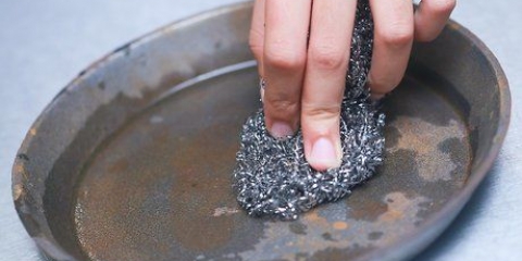 Ta bort rost från en gjutjärnspanna