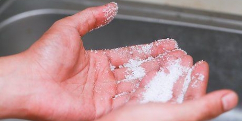 Få bort superlim från händerna med salt