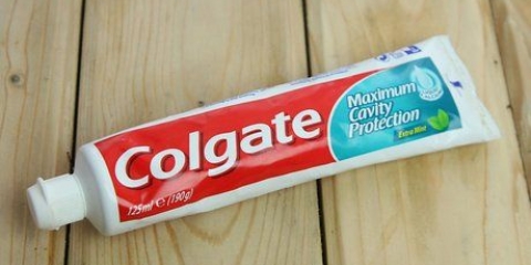 Applicera tandkräm på finnar