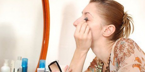 Applicera flytande eyeliner