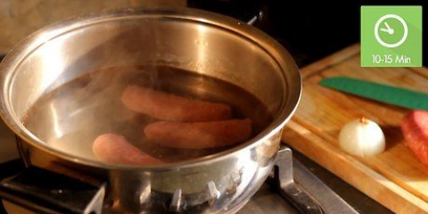 Grilla korv på grillen