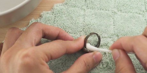 Att få tillbaka ett falskt smycke till sin silverfärg