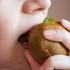 Äter en kiwi