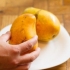 Äter en mango
