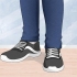 Bär jeans med sneakers