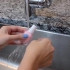 Öppnar en fast flaska med nagellack