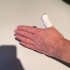 Att lägga ett bandage runt tummen