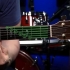 Spelar c-dur ackord på en gitarr