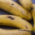 Bleka tänderna med ett bananskal