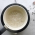 Sätter kaffe på spisen