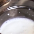 Att göra paneer (indisk ost)
