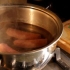 Grilla korv på grillen